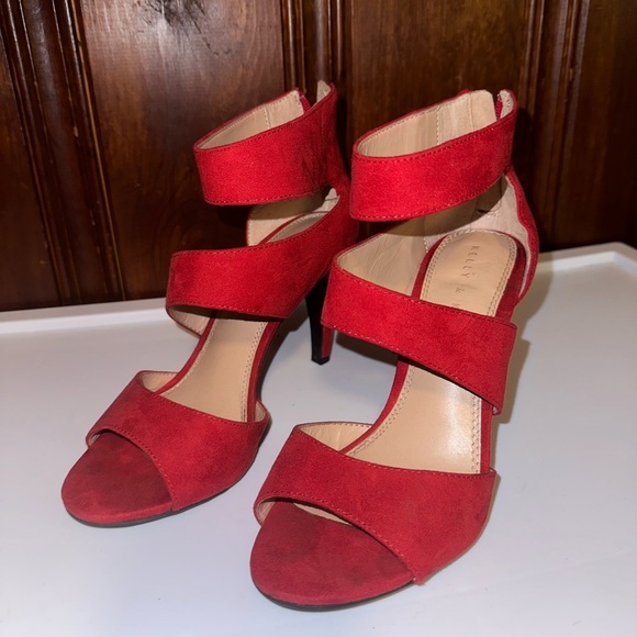 Heels - Picture 3 of 4